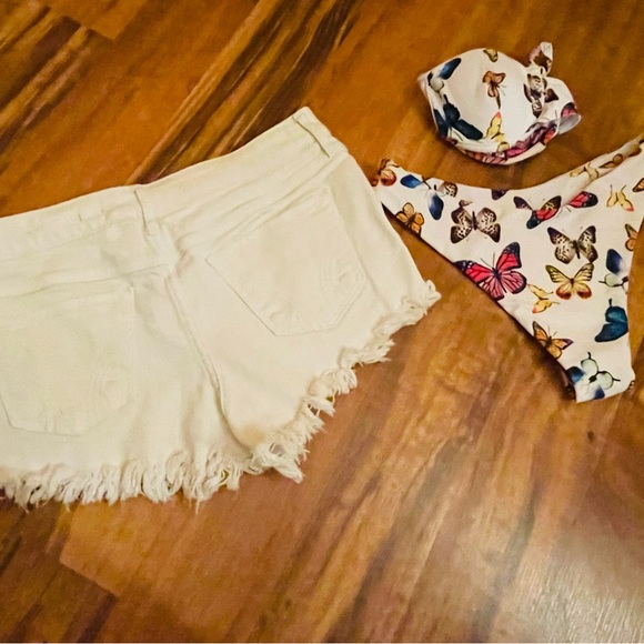 Hollister shorts with butterfly bikini - Picture 2 of 4